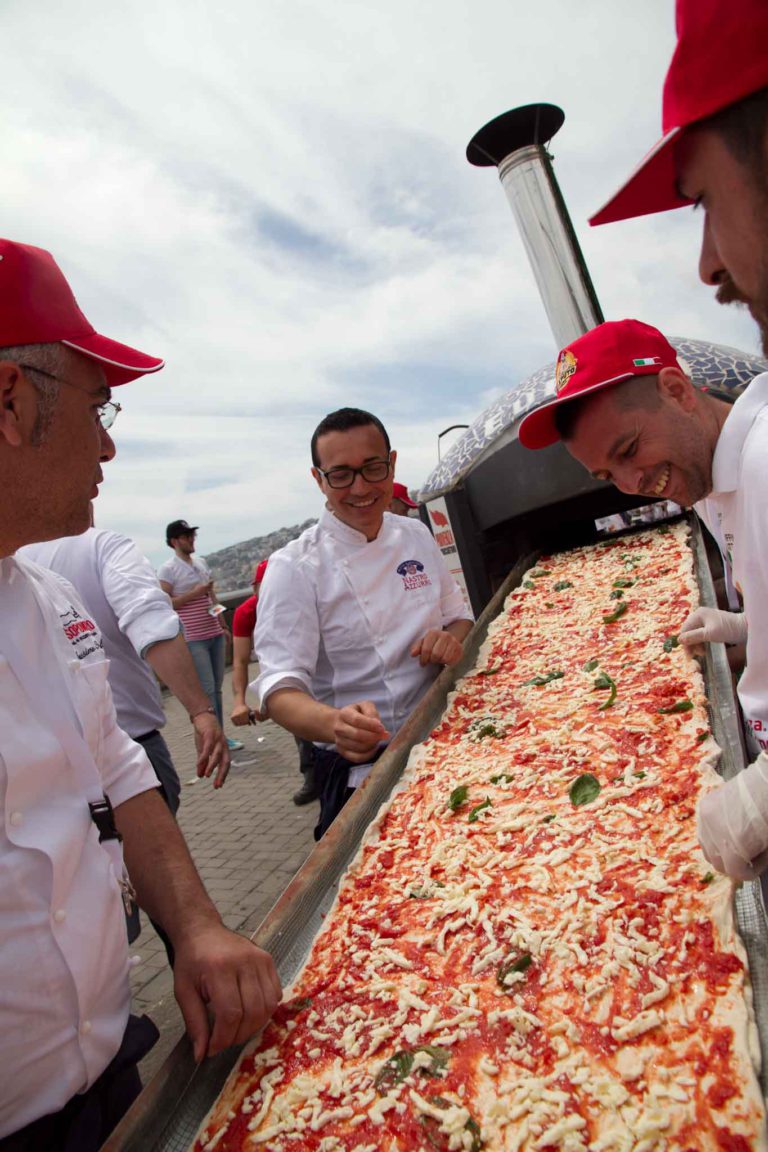 La pizza più lunga del mondo nel Guinness con 1853,88 metri La pizza più lunga del mondo nel Guinness con 1853,88 metri