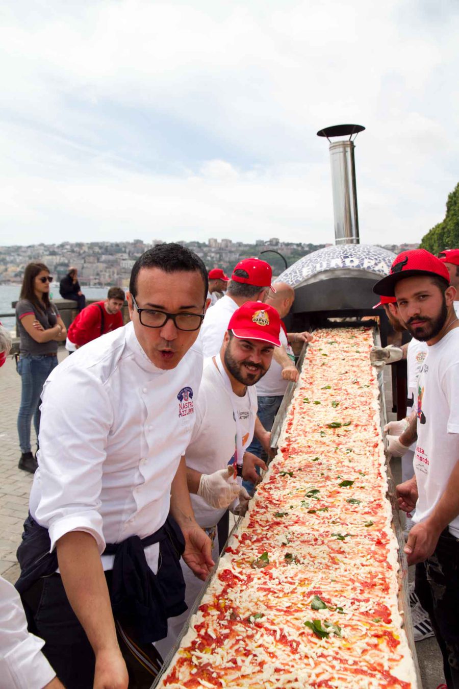 La pizza più lunga del mondo nel Guinness con 1853,88 metri La pizza più lunga del mondo nel Guinness con 1853,88 metri