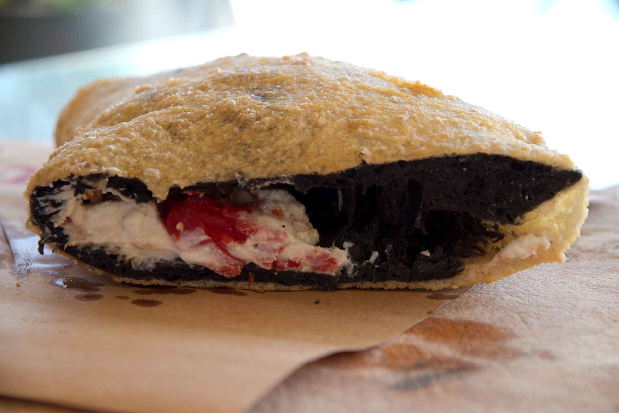 pizza fritta con nero di seppia
