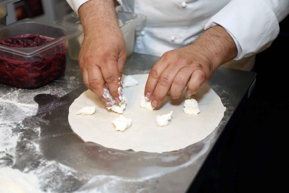preparazione pizza Gatta Mangiona