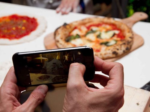 Pizza in teglia fatta in casa ricetta perfetta foto telefonino