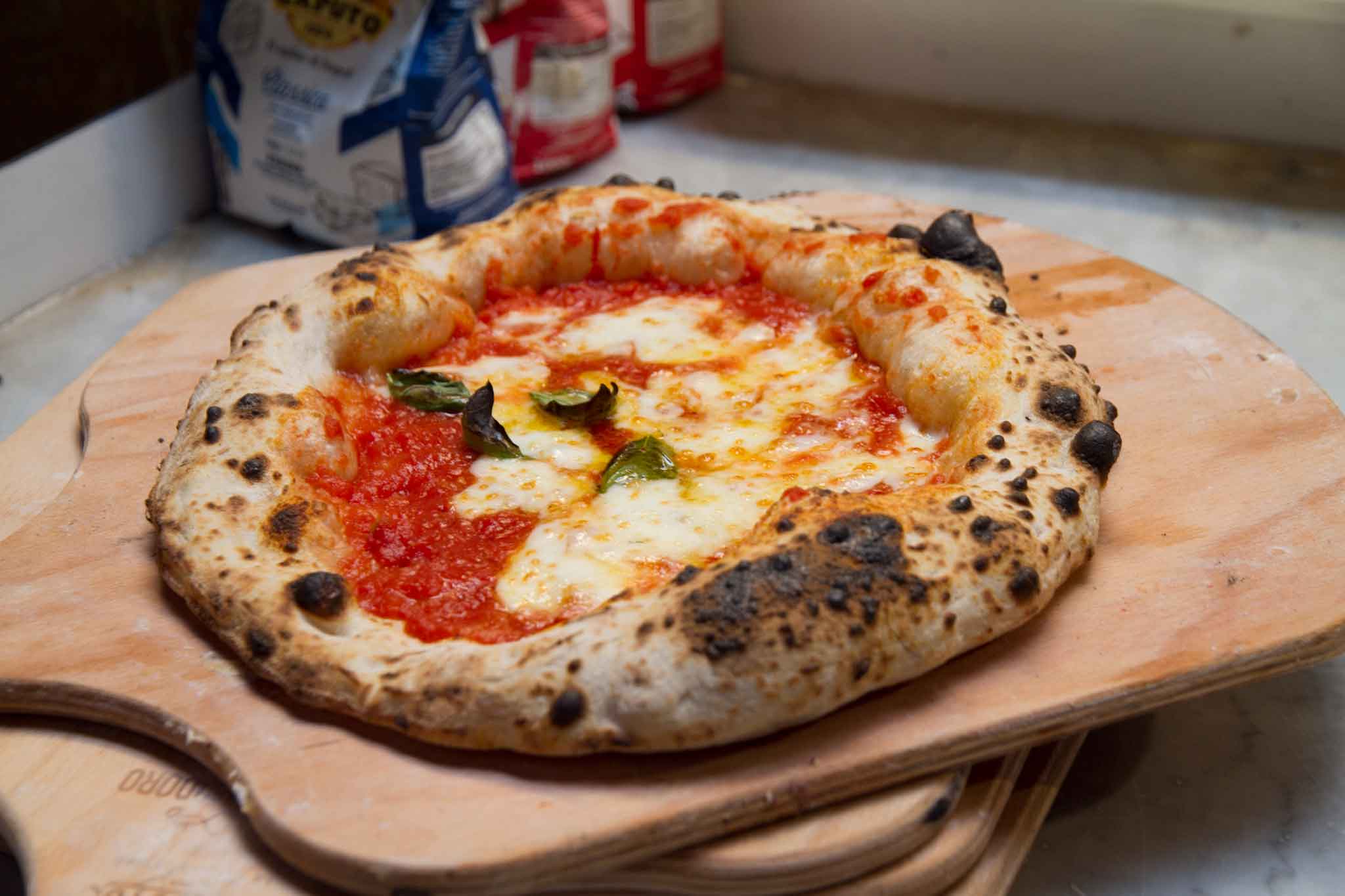 Pizza napoletana: ricetta con le modifiche necessarie per farla in casa