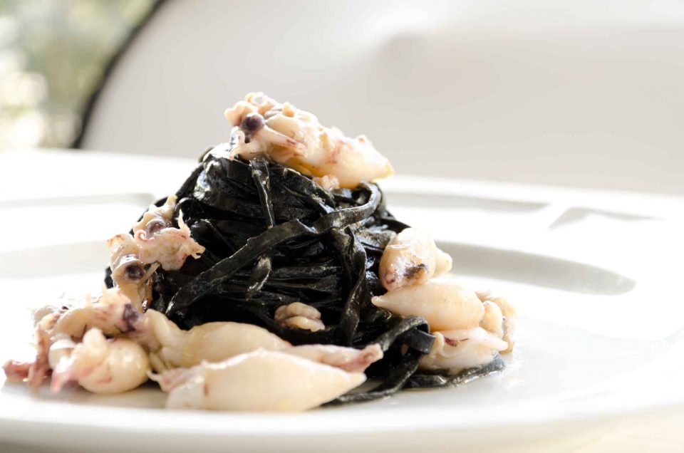 tagliolini-al-nero-al-sugo-di-calamaretti