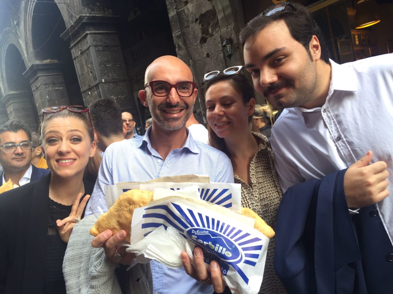 Napoli. In 200 a mangiare la pizza fritta di Zia Esterina Sorbillo per festeggiare l’unione civile
