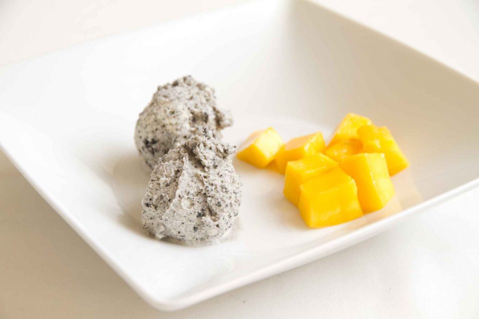 gelato-al-sesamo-nero-e-mango