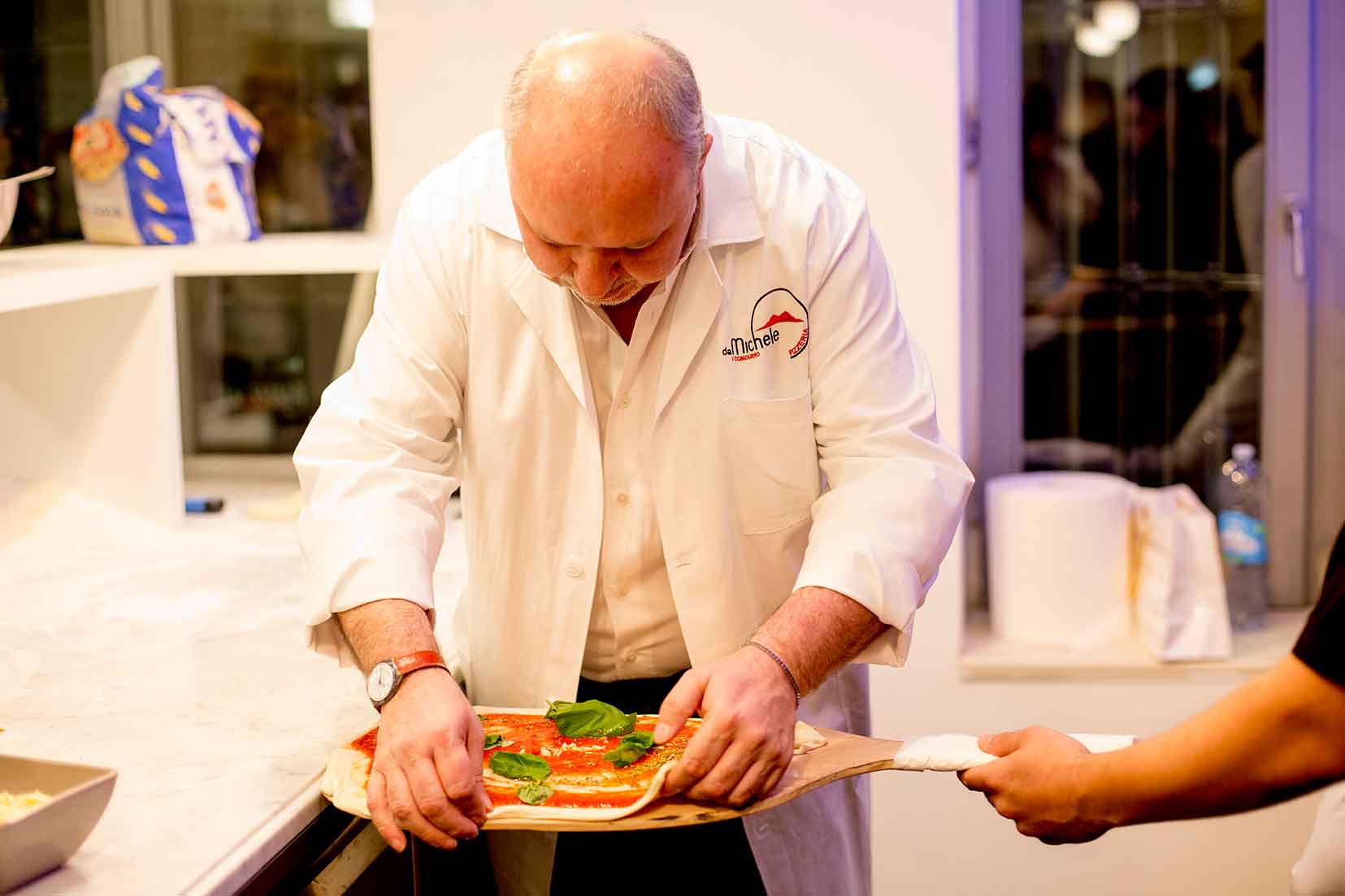 pizzeria-michele-i-condurro-milano-preparazione-pizza-pala