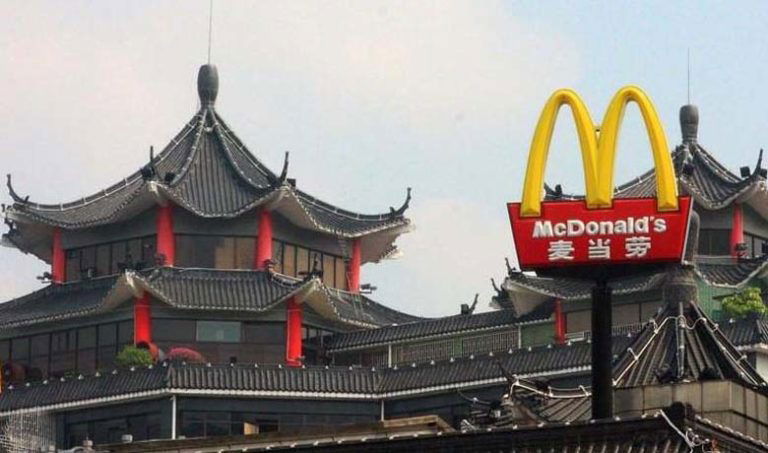 Hamburger. La Cina statalizza 2.200 McDonald&#8217;s