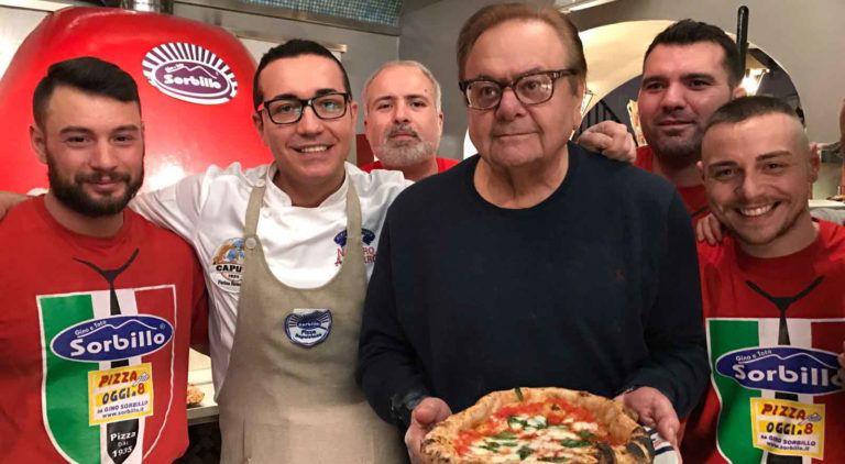 Napoli. Quel bravo ragazzo di Paul Sorvino fa la pizza a quattro mani con Gino Sorbillo