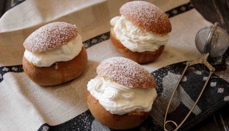 Ricette di Carnevale. Semla svedesi, cioè i panini dolci ripieni di panna