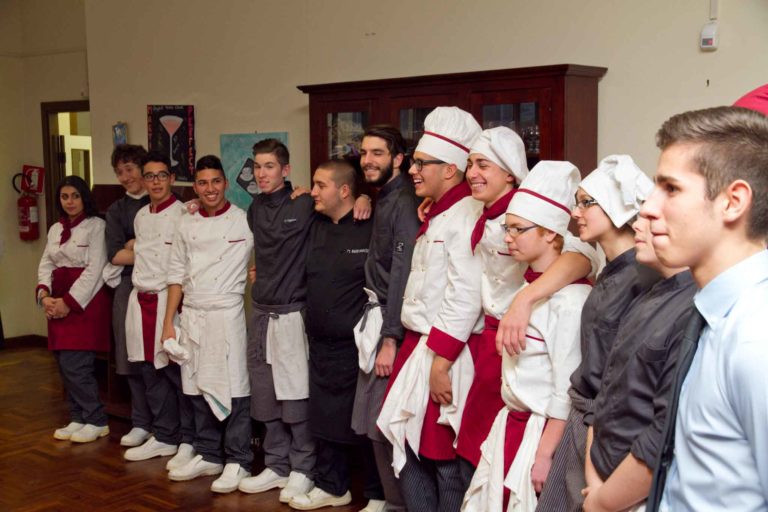 Gli chef stanno male: la verità del precariato e degli orari insostenibili