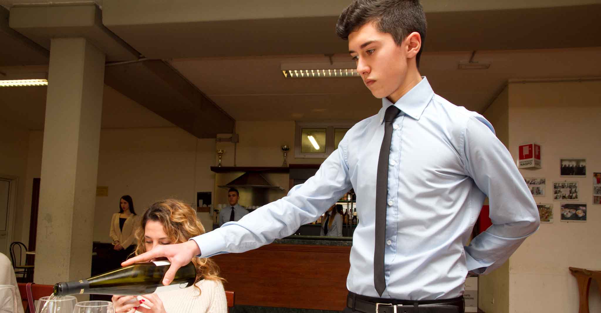 In Sala E In Cucina Sfruttano I Giovani Lavorano 80 Ore Alla