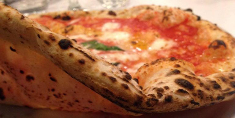 Roma. Critica alla pizzeria Da Michele di un napoletano in trasferta