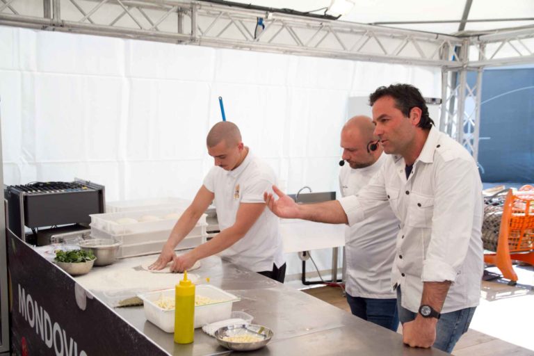 A.A.A. La pizzeria Da Michele offre lavoro a pizzaioli e fornai: normali