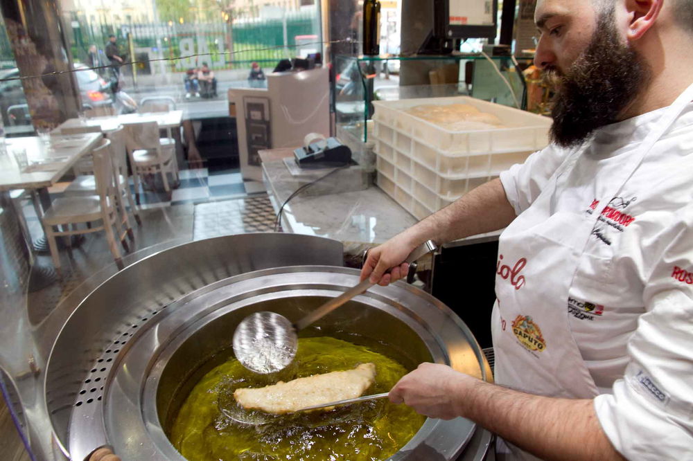 Vincenzo Capuano stupisce con la nuova pizza fritta al Rossopomodoro