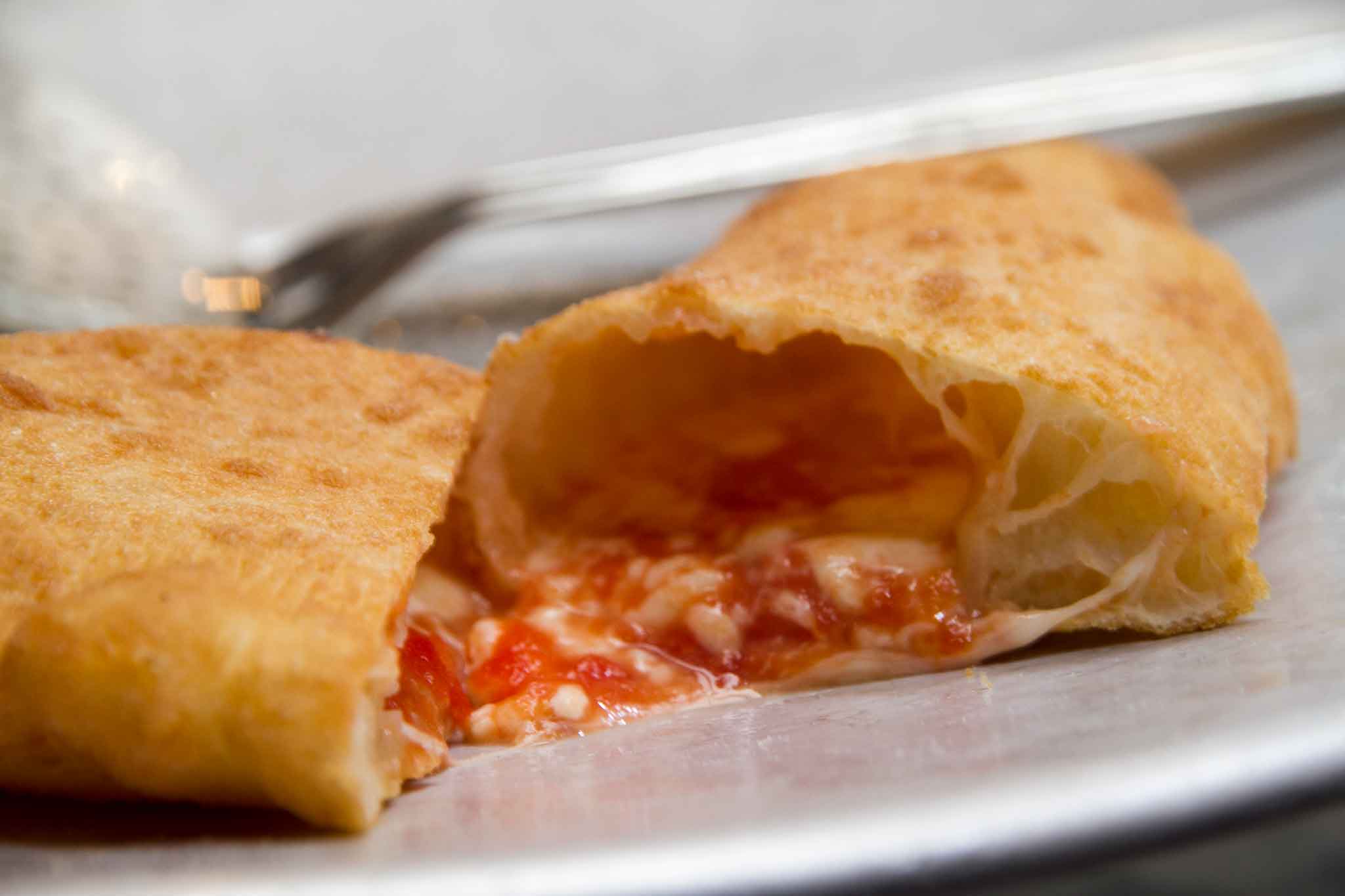 Vincenzo Capuano stupisce con la nuova pizza fritta al Rossopomodoro