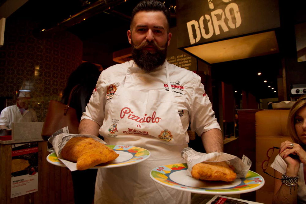 Vincenzo Capuano stupisce con la nuova pizza fritta al Rossopomodoro