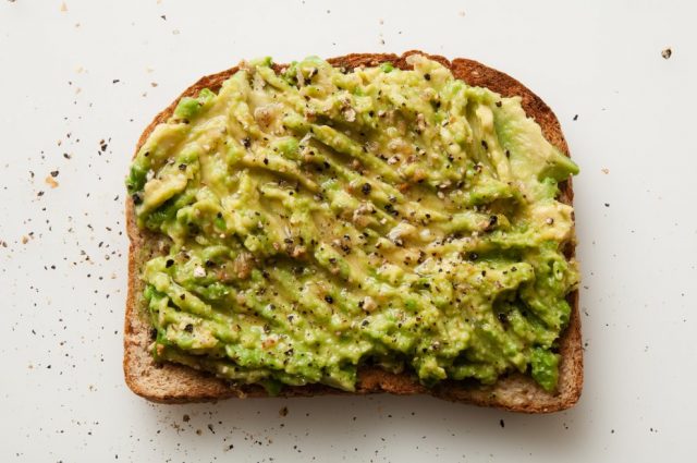 Pane spalmato con salsa di guacamole antipasti per Natale