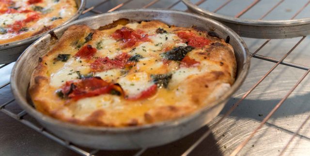 Pizza fatta in casa cottura teglia