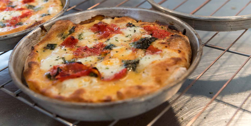 Pizza in teglia fatta in casa la ricetta perfetta a lunga lievitazione