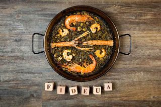 Fideuà Negra, ricetta della paella ma con la pasta al posto del riso