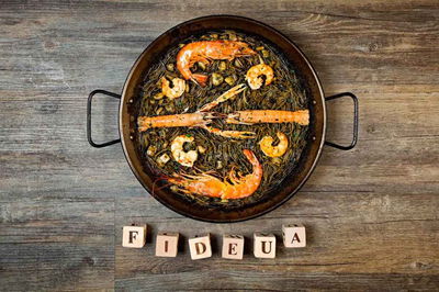 Fideuà Negra, ricetta della paella ma con la pasta al posto del riso