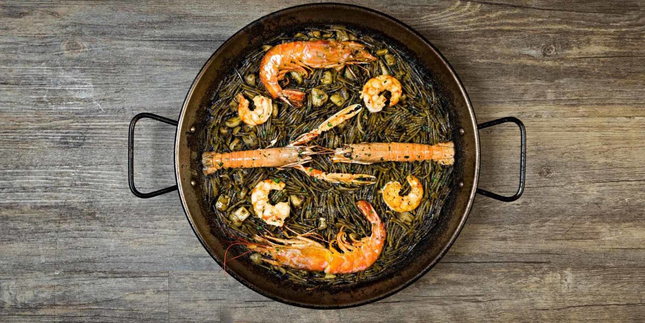 Fideuà negra, paella con la pasta