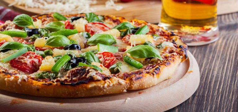 È morto Sam Panopoulos, inventore della pizza con l&#8217;ananas che infiamma il web