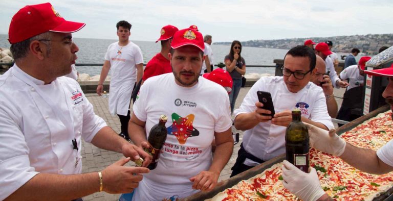 Pizza più lunga del mondo. La California si prende il record ma Napoli c&#8217;è ancora