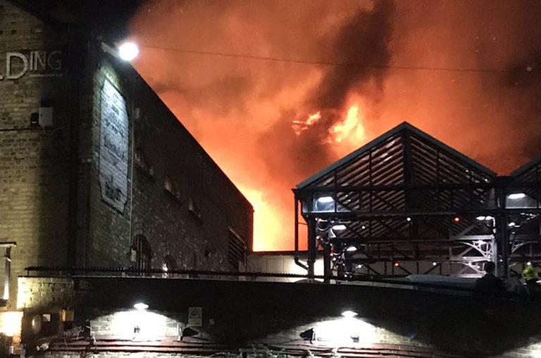Londra. In fiamme Honest Burgers al Camden Market