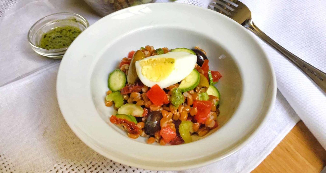 Ricetta. Insalata di farro alla crudaiola per un’estate fresca oltre ogni aspettativa