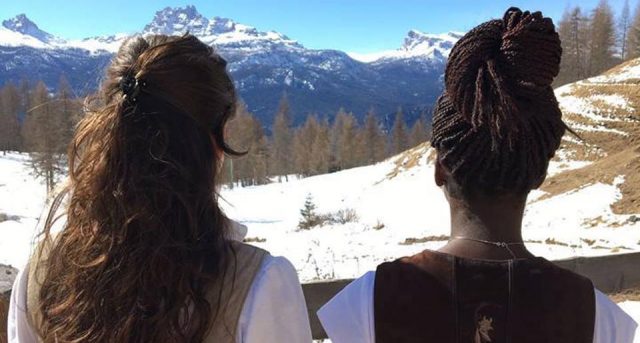 “Assurdo”. TripAdvisor cancella commento sulla cameriera di colore al ristorante di Cortina consigliato da Massimo Bottura