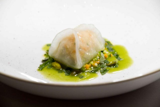 il raviolo trasparente al ristorante Madonnina del Pescatore a Senigallia