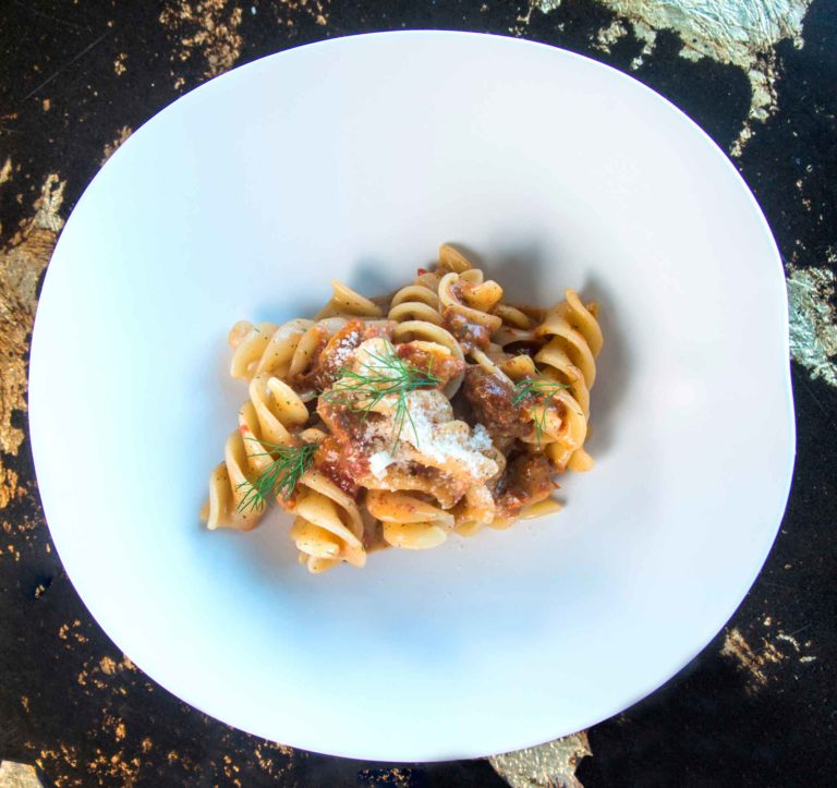 La ricetta delle eliche cacio e pepe con ricci di mare di Oliver Glowig