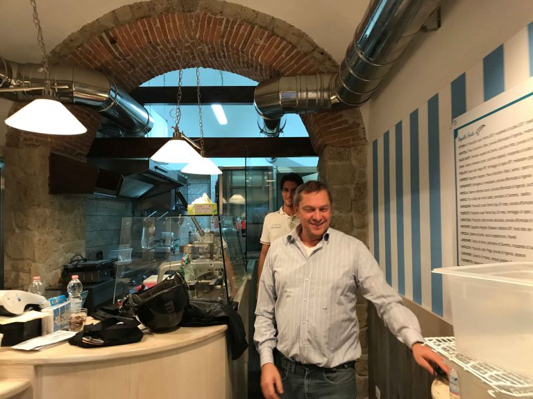 Pizza fritta. La Masardona raddoppia a Napoli e apre a Piazza Vittoria