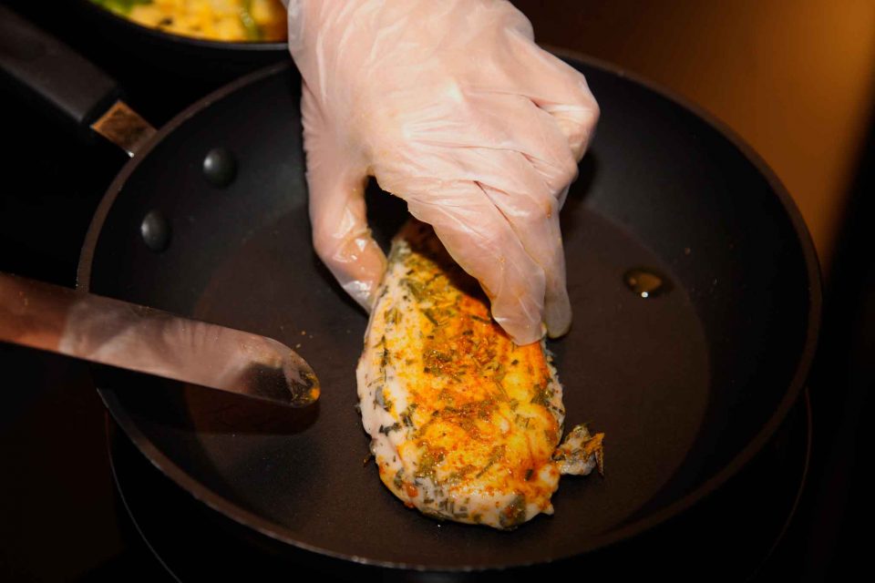 Il petto di pollo in padella con la ricetta della chef stella Michelin