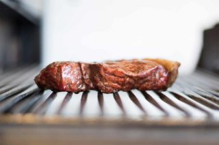 Papa Leone XIV a tavola: finisci il tuo cibo