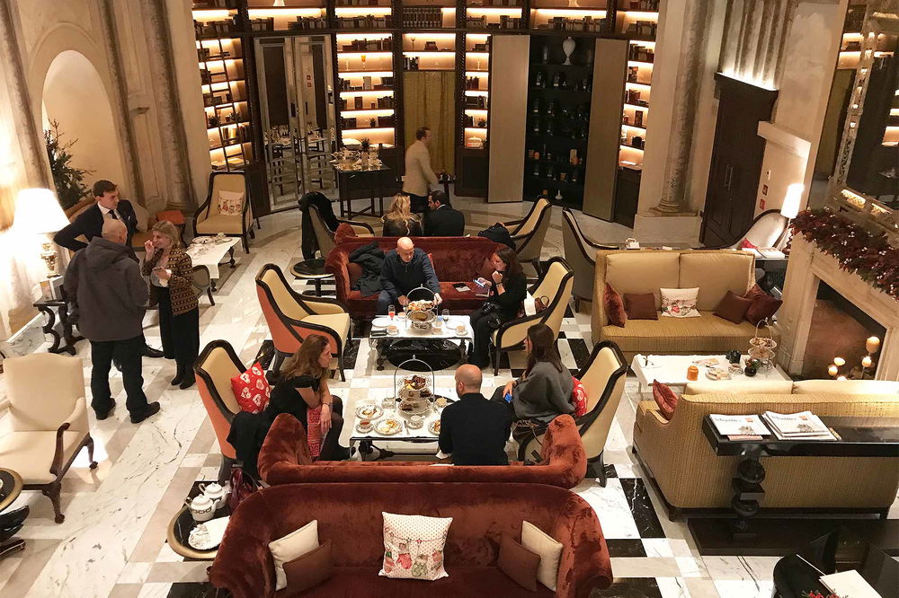 Roma. il rito del panettone artigianale con il tè allhotel eden ... Roma hotel eden