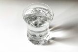 Acqua minerale bicchiere