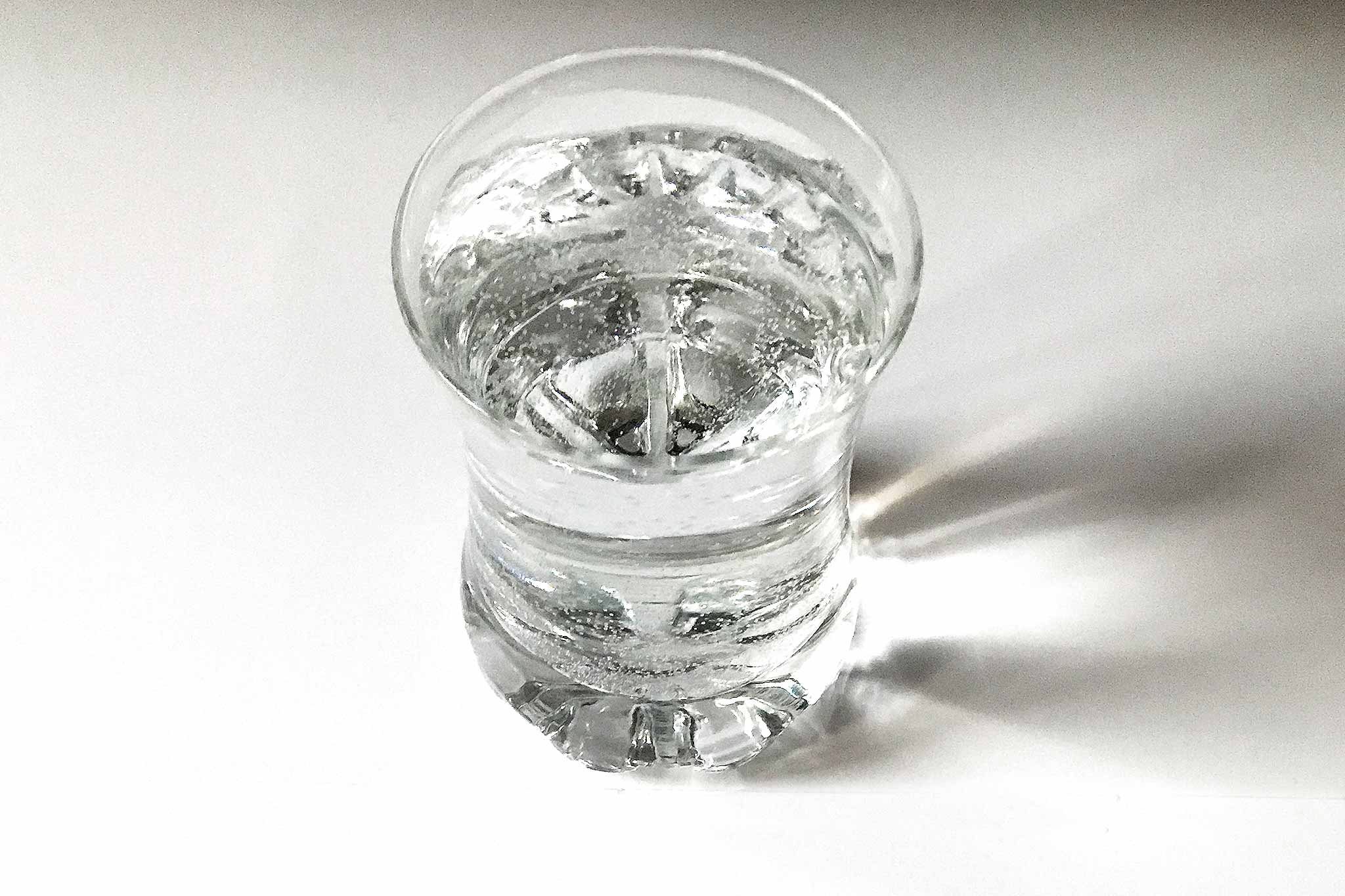 Acqua minerale bicchiere
