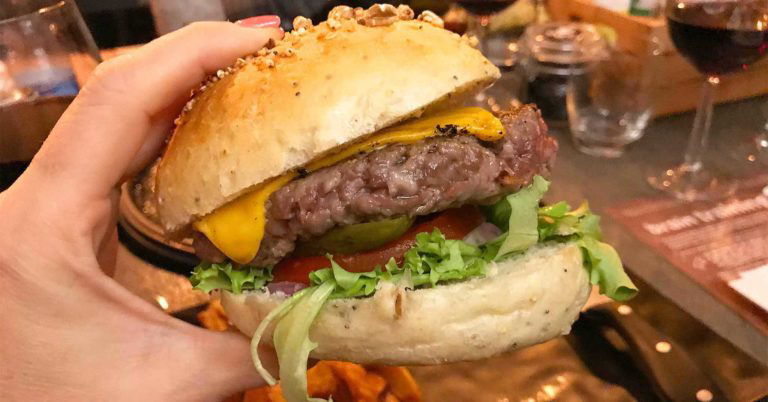 Hamburger. Cena stampa per capire se comporre un panino da mezzo chilo al Burger Bar Grill è utile