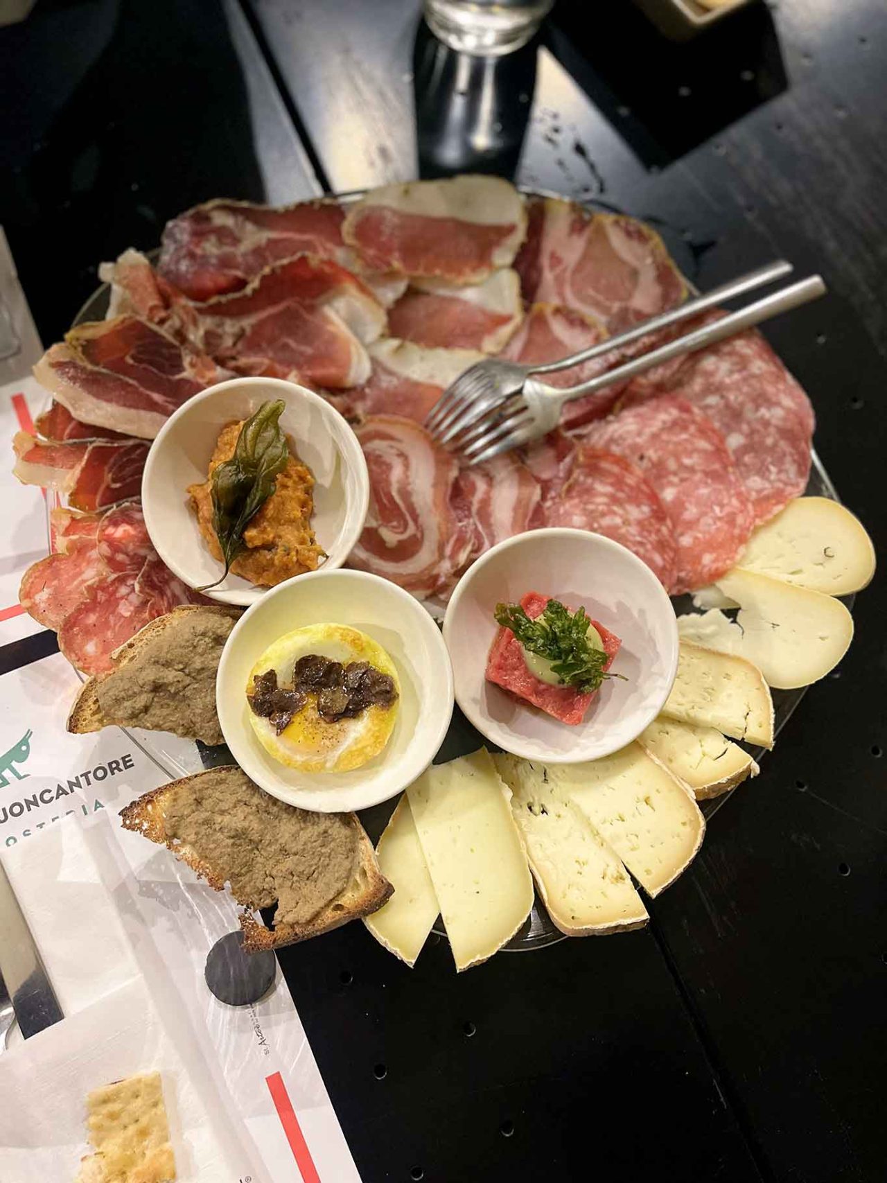 il tagliere salumi e formaggi dell'osteria Il Grillo è Buoncantore a Chiusi