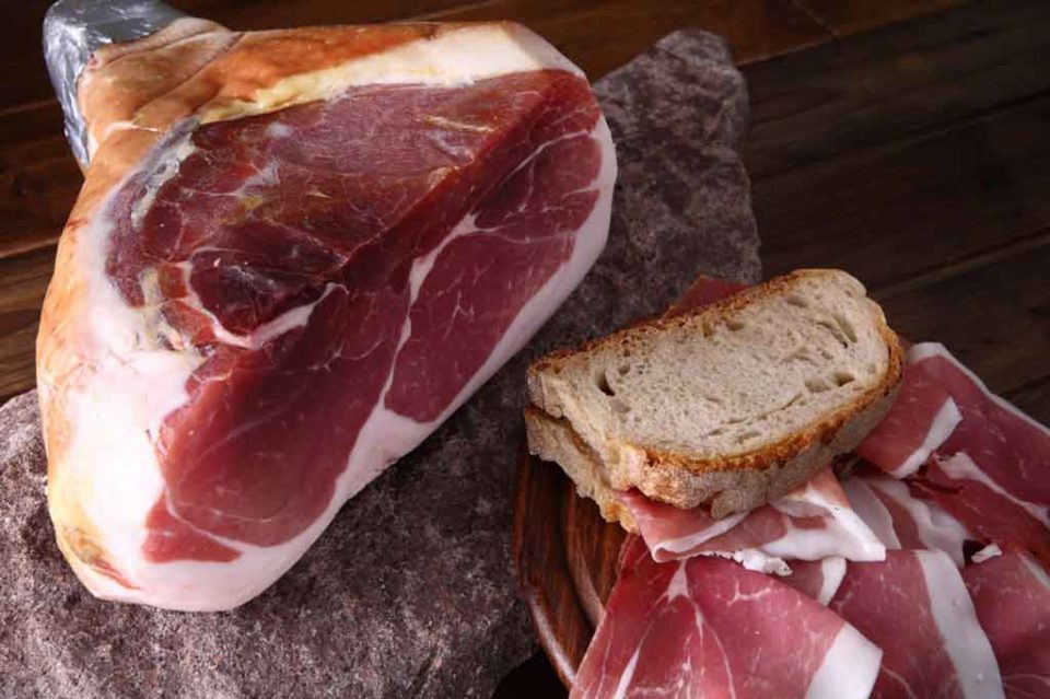 Prosciutto. 3 regole per riconoscere un vero Parma o San Daniele DOP