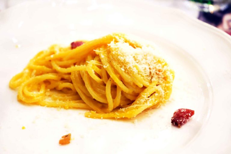 Aiuto, la carbonara ha invaso anche Napoli. In pizzeria!