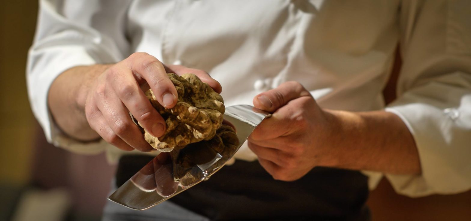 Tartufo bianco e affetta tartufi in acciaio