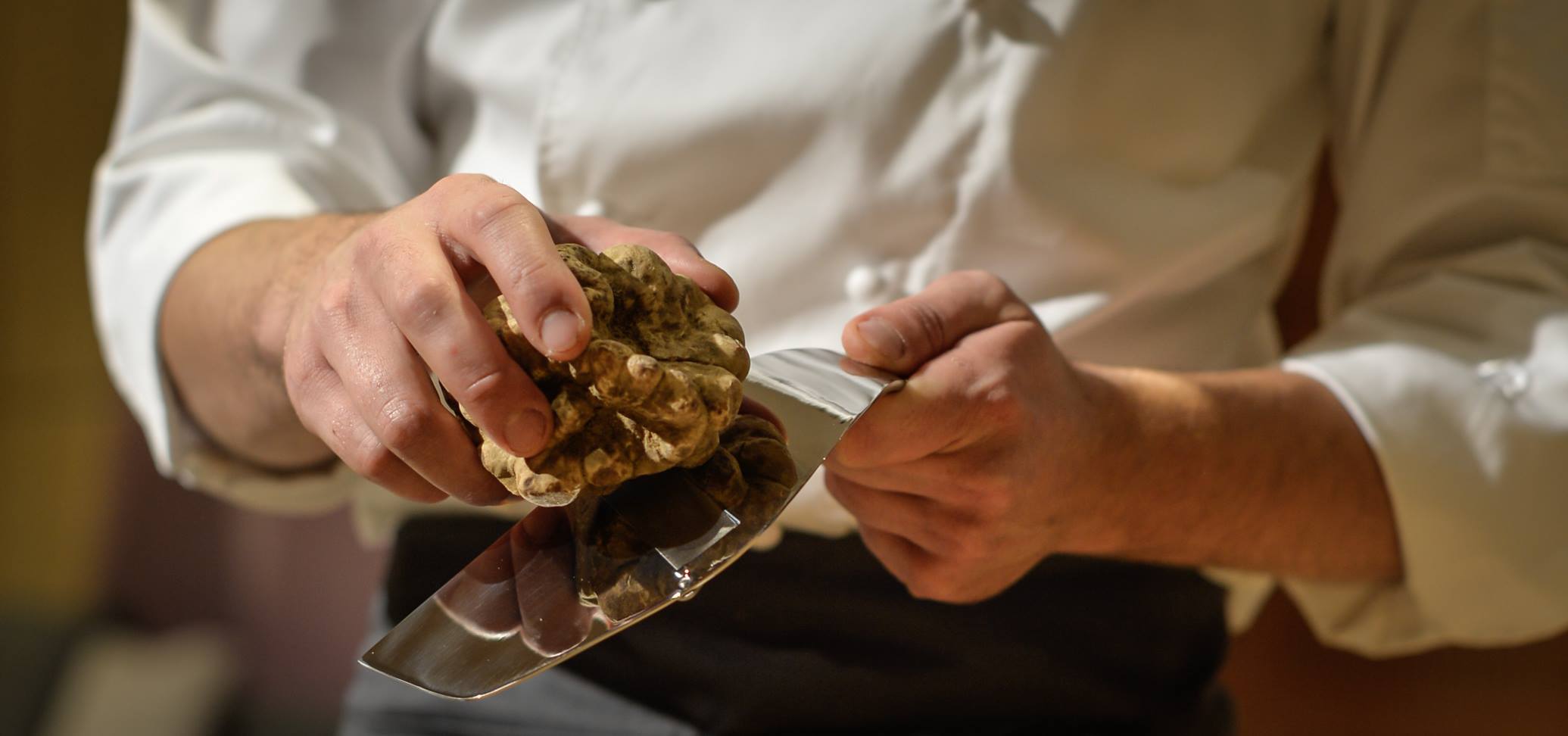 Tartufo bianco e affetta tartufi in acciaio