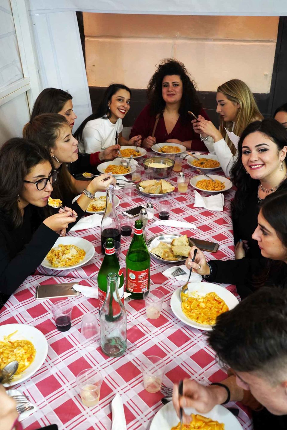 La trattoria Nennella è insuperabile con pasta, patate e provola
