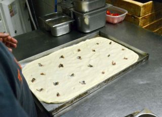 Impasto focaccia acciughe