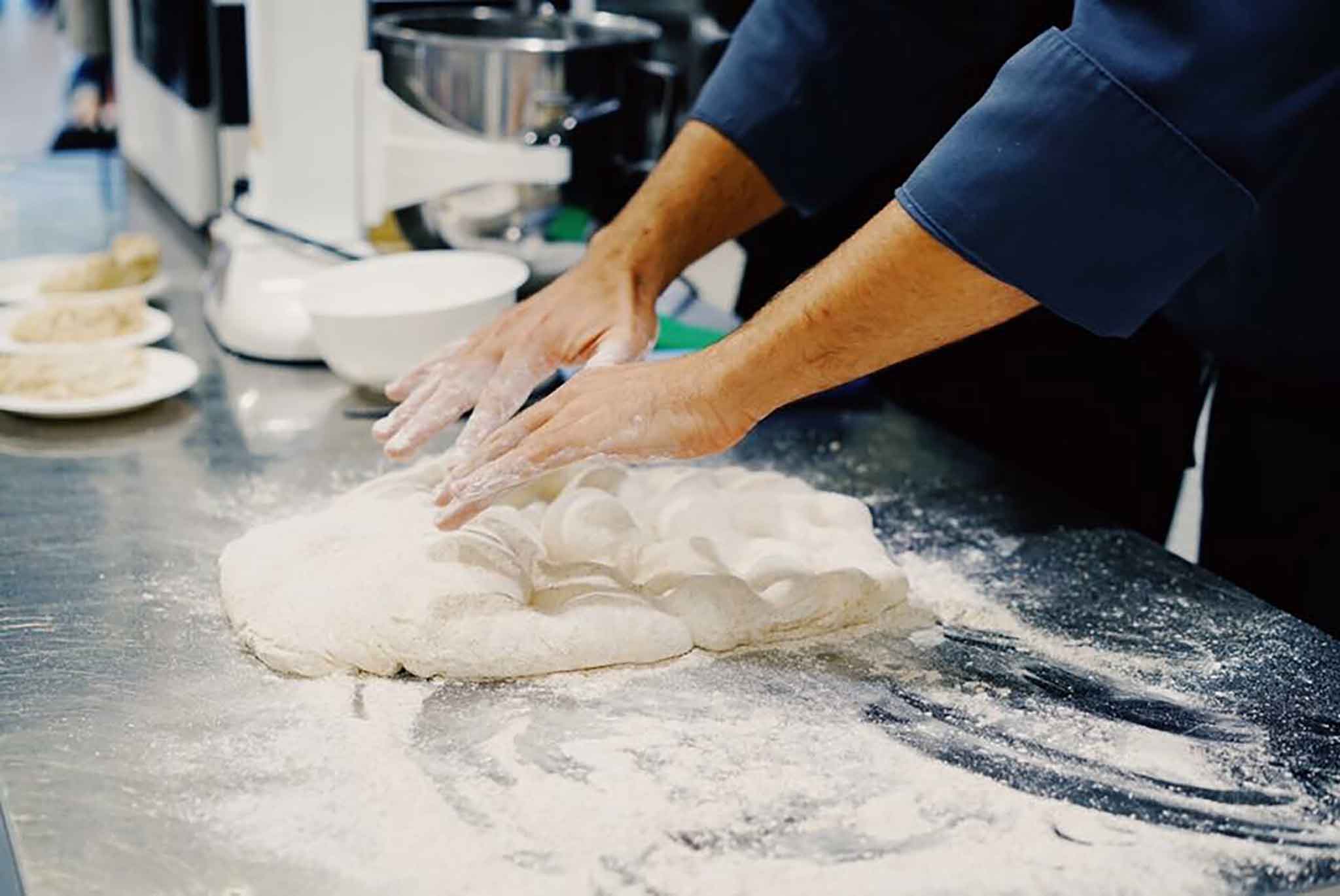 Impasto per la pizza: regole e ricetta veloce, a mano o con la planetaria