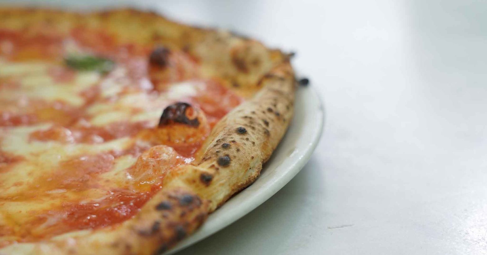 Pizza napoletana a ruota di carro fatta in casa Cornicione