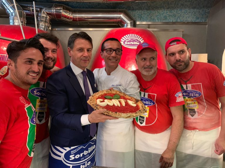 Il premier Conte prepara la pizza con la farina segreta da Gino Sorbillo